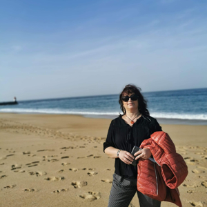 Je travaille à domicile depuis plus de 10 ans auprès de personnes,ageesou handicapées. J'ai acquis l'expérience depuis toutes ces années dans diverses associations d'aide à la personne ai si que ash.