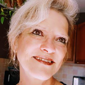 Je suis à la recherche  d un job  d auxiliaire de vie. Ou garde enfants ou  aide à domicile. Sur le secteur  de Châlon sur Saône. 71. ..