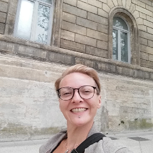 Ménage à domicile.