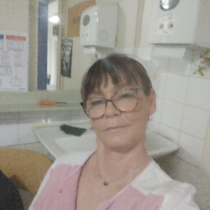 Je recherche un poste de nuit je travaille au Alcide depuis 2ans avec des personnes avec et grand accidenté et personnes âgées par à port a mon planning je suis assez libre ce métier me passionne ce serais pour un complément de salaire libre dessuite merc