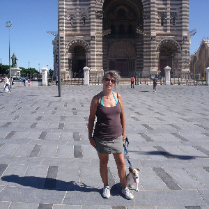 Garde au domicile des personnes sauf petits animaux comme oiseaux, rongeurs,poissons...