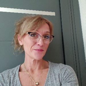 Je souhaite apporter mon aide aux personnes âgées en leur apportant mon aide dans les tâches journalières mais également mon attention mon soutient mon écoute et ma bonne humeur