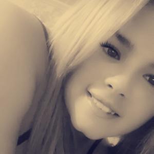 Disponible pour garder les enfants, aides à la personne âgées