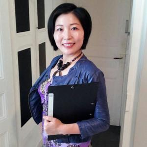 Fille de Shanghai donne le cours de chinois