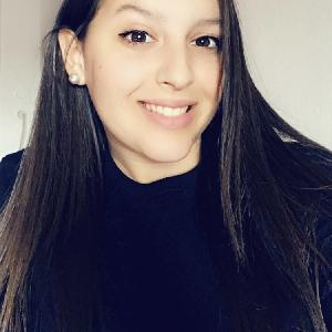 Bonjour, je n’ai pas exactement de diplôme spécialisé dans l’aide ménagère , mais pas besoin d’avoir un diplôme pour cela je suis très debrouillarde, je maîtrise bien le ménage