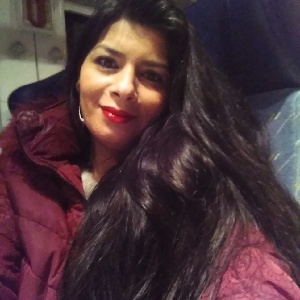 Jeune femme hébergement contre aide à une personne âgée