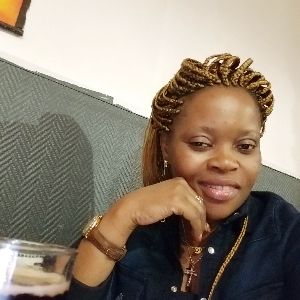 Tresses, pose tissage , conception des perruques  pédicure et manicure