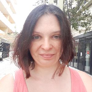 Propose mes services pour du ménage, transport à des rendez-vous , garde d'enfants