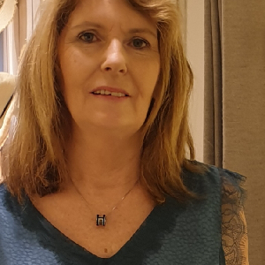 Jevous propose mes services de nuit comme de jour en tant qu'auxiliaire de vie.  Je suis sérieuse  , je vous propose mes  services d’aide à la personne.  J'étudie toutes vos propositions.  Merci de me contacter.   »