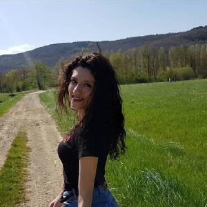 Je suis ouverte à plusieur type de job : assistance aux personnes, tout ce qui conserne les animaux, petit jardinage, aide informatique, et menage. Je suis disponible immediatement et pour quelques mois.