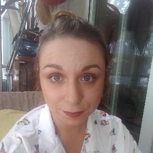 Je m'occupe du ménage, je garde les enfants et suis graphiste.