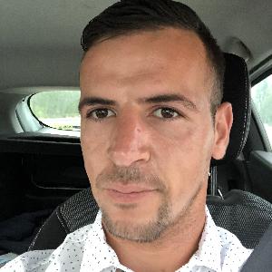Jeune homme motivé dynamique recherche activement du travail