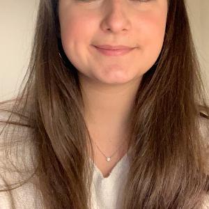 Baby-sitter dans les alentours de St-Germain-en-laye ou même Paris, aide aux devoirs, cours d'anglais et participation a de petites tâches ménagère possible
