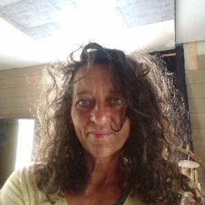 Auxiliaire de vie/Dame de compagnie/Entretien jardin