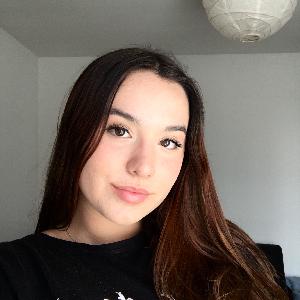 Ouverte à tout, baby-sitting, cours d'anglais, ménage, aide personnes agées/handicapées, jardinage, livraisons...