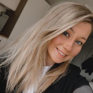 Déterminée, sérieuse, souriante