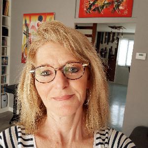 Auxiliaire de vie sociale pour les personnes enfants, personnes âgées et handicapées.