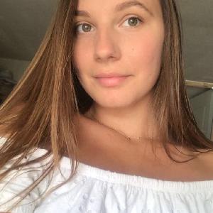 Jeune étudiante autonome qui aime le contact humain