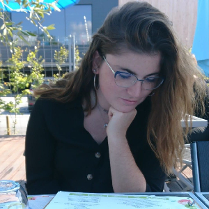 Je cherche un emploi , je suis étudiante . Je suis ouverte à toutes propositions.