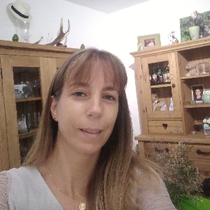 Bonjour ,  je suis aide ménagère depuis plusieurs années,  je travaille au biais du chèque emploi service,  je me déplace avec  appareil et produits fournis
