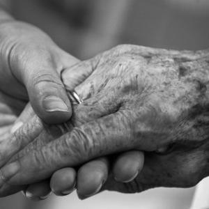 Aide dans les gestes de la vie quotidienne des personnes âgées