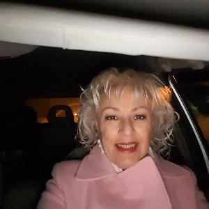 suis à la recherche d'un travail en journée, libre de 9h30 à 17 h jours de semaine, en tant que DAME de COMPAGNIE,