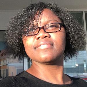 Disponible les week-ends et toutes les nuits, je me mets à disposition de mes ainé(e)s afin de leur aider dans leur quotidien avec les tâches administratives, aider au lever/coucher, cuisine, aide à l'habillage, etc.