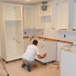 Carreleur, peintre, pose de lino, cuisine, douche italienne, plomberie, montage, démontage meubles
