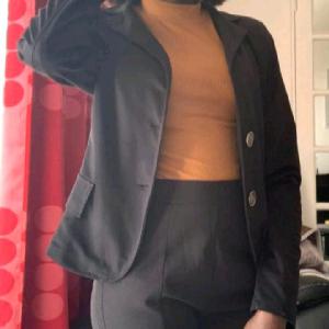 Je recherche activement du travail.j'ai travaillé dans un restaurant à Dakar pendant 3 mois.