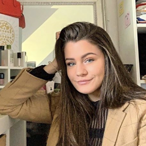 Bonjour, je proposes différents services. Du Baby-sitting, de l’aide ménagère et de l’aide aux devoirs niveau collège.