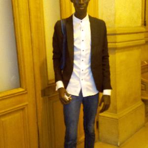 Au fait je suis un étudiant sénégalais à la Sorbonne Université en licence 3 de lettres modernes et je voudrais donner des cours notamment en français afin d'aider les enfants à se perfectionner