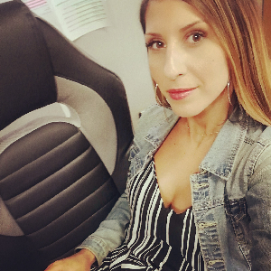 Jeune femme recherche à aider les personnes en difficulté