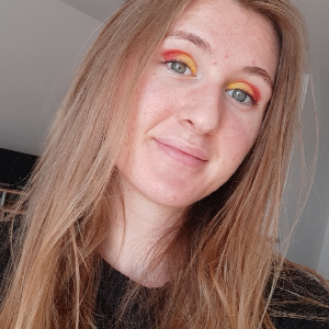 Je propose les services suivant : baby-sitter ; aide aux personnes âgées et ménage.