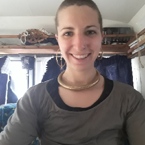 Jeune femme dynamique et sourriante cherche travaille dans l'accompagnement