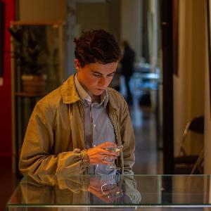 Bonjour, je suis un étudiant à la recherche d'un emploi. Pour me présenter rapidement, je suis surtout sportif et social, et serai donc rai de pouvoir vous servir ou vous délester de certaines tâches.