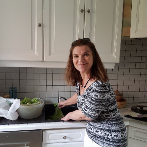 Maman de trois grands enfants et ancienne nourrice agrée,  je propose mes services : ménage, linge, courses, préparation des repas, aide aux devoirs, et bien entendu garde des enfants.