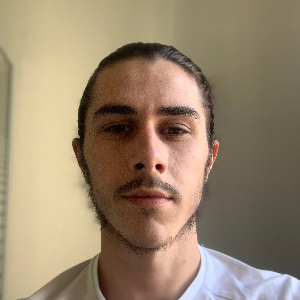 Je suis disponible pour des aides ménagères, ou tout type de jobs.