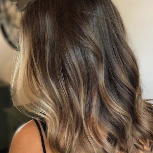 Coiffeuse (maquillage,onglerie,épilation )