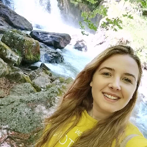 Aide a domicile,  aide à la prise du repas, aide aux levés et coucher, accompagnement aux sorties diverses.