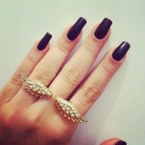 Pose de gel, remplisage, vernis semi-permanent, pose de vernis, manucure mains et pieds.