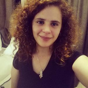 accompagner dans ses activités ludiques et d’éveil, contribuer à son développement psychomoteur, lui enseigner les gestes du quotidien ; suivre l’évolution de son comportement et, au besoin, signaler tout problème aux parents.