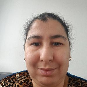 Auxiliaire de vie aide les personnes âgées à être autonomes.