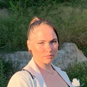 Je propose mes services en tant que femme de ménage.