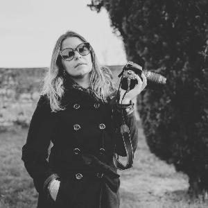 Photographe professionnelle , je propose mes services pour des prises de photos en portraits ( solo, duo, famille , couple, entre amis ) , évènements personnels, mode, grossesse et mariages