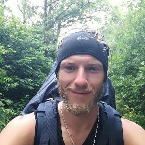 je propose de l 'aide a la personne (courses, déplacements, ménage (couture lessive repassage...) ,travaux extérieurs (jardin) ou intérieur