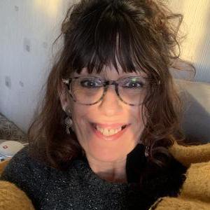 Auxiliaire de vie qualifiée et spécialisée dans le domaine des personnes en situation d'handicap cherche en parallèle de son job à mis temps à apporter son savoir faire bienveillant