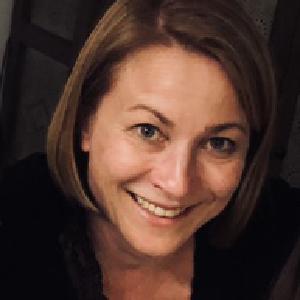 Diplômée du conservatoire en chant et piano, licence de lettres et sciences de l'éducation, master en communication, bilingue allemand.