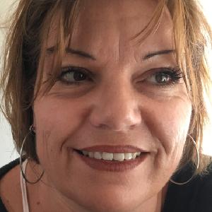 aide en tous genres, ménage, sortie, lecture, activité artistique, aide administratif,