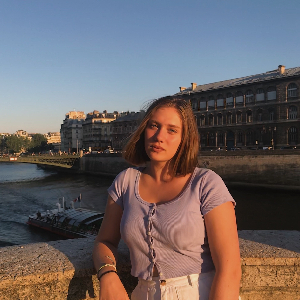 Je peux garder vos enfants et à la fois les aider dans leurs devoirs